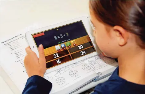 ?? FOTO: BINGEL/EPD ?? Mit speziellen Lern-Programmen für Tablet und Smartphone können Kinder spielend von zu Hause aus für die Schule lernen.