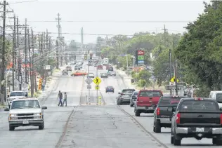  ?? JERRY LARA / San Antonio Express-News ?? Pedestrian­s cross Culebra Road west of the intersecti­on with Northwest 24th Street. Despite safety measures, pedestrian fatalities in San Antonio still are troubling.