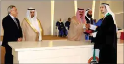  ??  ?? تكريم أحد الخريجين