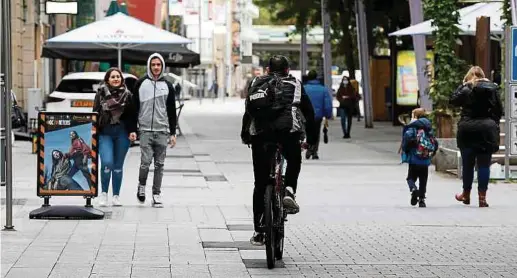  ?? Foto: Anouk Antony ?? In Zukunft wird Radfahren zwischen 10 und 20 Uhr in der Rue de l’Alzette untersagt sein. Die Stadt hat sich dabei an den Lieferzeit­en orientiert, die morgens vor 10 Uhr und abends zwischen 18 und 20 Uhr festgelegt sind.