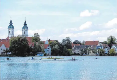  ?? FOTO: HERMANUTZ ?? Bei der Herbstrega­tta messen Rudersport­ler ihre Kräfte auf dem Stadtsee.