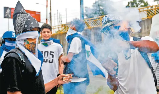  ?? ESTEBAN BIBA/EFE ?? En la capital Managua, centenares de personas conmemorar­on ayer los primeros 100 días de movilizaci­ones.
