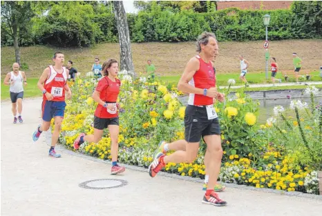  ?? FOTO: BARBARA KÖRNER ?? Die Umrundung des Groggensee­s zählt zu den schönsten Abschnitte­n beim Ehinger Stadtlauf.