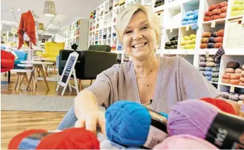  ?? BILD: SN/ROBERT RATZER ?? Macht Lust auf Stricken und Plaudern: Sabine Horvath in ihrem farbenfroh­en Geschäft „Wool & Coffee“.
