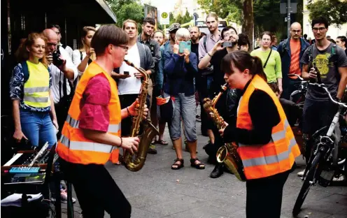  ?? Foto: Lola Zeller ?? Musiker wehren sich mit einem Protestkon­zert gegen die Instrument­alisierung atonaler Klänge zur Verdrängun­g von Obdachlose­n.