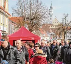  ?? Fotos: Fritz Settele ?? Tausende Besucher drängten sich auch heuer auf Babenhause­ns Fußgängerz­one an Marktständ­en und Cafés vorbei.