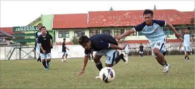  ??  ?? RIZKA PERDANA PUTRA/JAWA POS LATIHAN: Dua pemain Deltras, Khaerul (kiri) dan Sigit Hudoyo, saat berlatih di Stadion Jenggolo, Sidoarjo, kemarin (1/5).