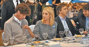  ?? PRENSA LOUSTEAU ?? LANZAMIENT­O. El jueves, con su mujer, Carla Peterson, el ex embajador anunció que competirá.