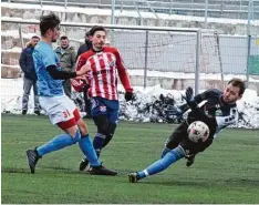  ?? Foto: Oliver Reiser ?? Hollenbach­s Ricardo Anzano (Mitte) erzielt hier das zwischenze­itlich 1:1 gegen Cos mos Aystetten, am Ende gibt es aber eine 1:6 Niederlage.