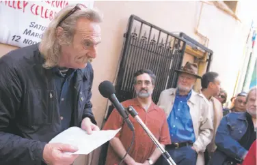  ?? Darryl Bush / The Chronicle 2007 ?? Jack Hirschman, then S.F.’s poet laureate, reads to a crowd including Supervisor Aaron Peskin (center) and poet Lawrence Ferlinghet­ti at the dedication of North Beach’s Jack Kerouac Alley in March 2007.