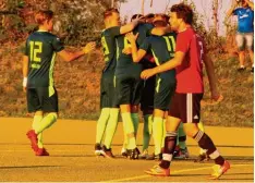  ?? Foto: FC Buchloe ?? Vergangene­n Mittwoch jubelte die SG Amberg/Wiedergelt­ingen beim Derby in Buch loe über einen 2:1 Sieg.