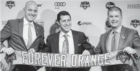  ?? Jon Shapley / Staff photograph­er ?? Dynamo front-office executives Matt Jordan, left, and John Walker, right, introduce Tab Ramos as the club’s new coach on Wednesday.