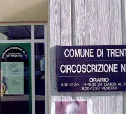  ??  ?? Nel mirinoLa sede di una delle circoscriz­ioni del capoluogo trentino: da anni ormai si discute della reintroduz­ione delle indennità dei presidenti degli enti