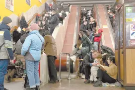  ?? ?? l Gente se reúne en una estación de metro utilizada como refugio antiaéreo durante un ataque con cohetes rusos en Kiev, Ucrania.