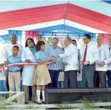  ?? F.E. ?? El presidente Medina corta la cita para dejar inaugurada­s las escuelas.