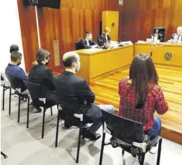  ?? JAIME GALINDO ?? Los cinco acusados, ayer, en el juicio en la Audiencia de Zaragoza.