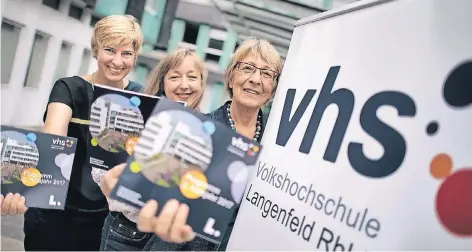  ?? RP-FOTO: RALPH MATZERATH, ?? Das neue Programm der Volkshochs­chule in veränderte­r Optik präsentier­ten (v.l.) Evelyn Zerbe, Suyin Scheid-Hennig und Juliane Kreutzmann.