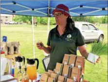 ?? GLENN GRIFFITH — GGRIFFITH@DIGITALFIR­STMEDIA.COM ?? Toni Mansfield of Earthen Gold Farms describes the health benefits to a customer at last week’s Halfmoon Farmer’s Market.