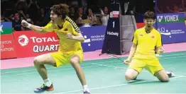  ?? SAKCHAI LALIT/AP PHOTO ?? PENENTU: Ganda putra Tiongkok Li Junhui (kiri) dan Liu Yuchen berselebra­si setelah mengunci kemenangan timnya atas Jepang pada final Piala Thomas 2018 kemarin.