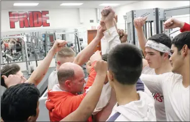  ?? MIKE BUSH/NEWS-SENTINEL ?? New Galt High football coach Tim Cobleigh has his players huddle around him after working out inside the Warriors' weight room on Wednesday.