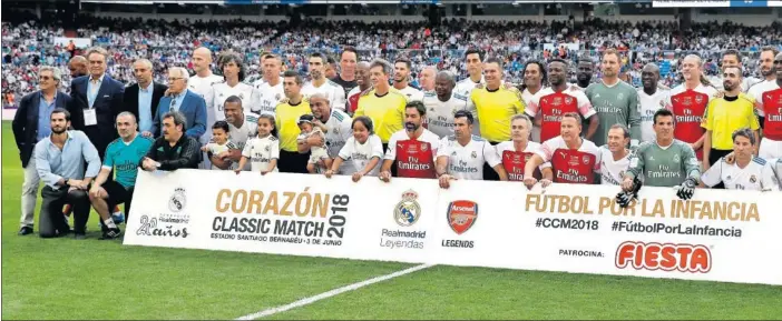  ??  ?? FOTO DE FAMILIA. En los prolegómen­os del partido, los jugadores de ambos equipos posaron mezclados entre ellos. La novena edición del Classic Match fue todo un éxito.