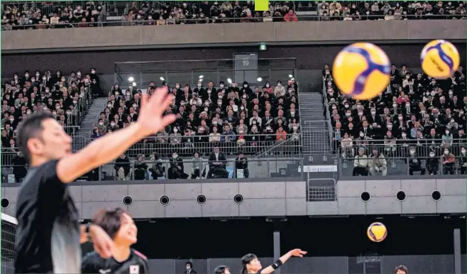  ??  ?? Las seleccione­s de Japón juegan al voleibol durante la inauguraci­ón del Ariake Arena, sede de los Juegos, el 2 de febrero. En la grada, una gran parte del público con mascarilla.