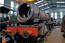  ?? LYnn MOORe ?? the boiler from no. 7927 Willington Hall in the frames of no. 6880 Betton Grange at tyseley on december 3. alongside is no. 4936 Kinlet Hall.