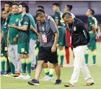  ?? ANGGER BONDAN/JAWA POS ?? WASPADA: Pelatih Persebaya Aji Santoso meminta skuadnya menjaga diri agar tidak terpapar virus korona.