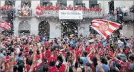  ?? ?? Las plantillas del Girona, de fútbol y baloncesto, durante los festejos por el ascenso de ambos equipos a LaLiga Santander y la Liga ACB.