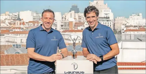  ?? ?? Alessandro Del Piero y Raúl González posan en Madrid junto al trofeo que se entrega en los Premios Laureus.