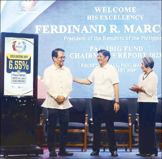  ?? ?? President Marcos congratula­tes housing czar and Pag-IBIG chair Rizalino Acuzar following the announceme­nt of the fund’s dividend and return rates during the presentati­on of the Pag-IBIG Fund chairman’s report at the PICC in Pasay City yesterday. Joining them is Pag-IBIG CEO Marilene Acosta.