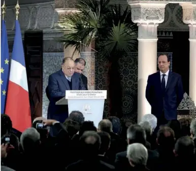  ??  ?? François Hollande, aux côtés de Dalil Boubakeur, recteur de la Grande Mosquée de Paris.