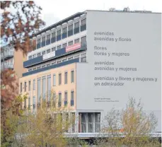  ?? FOTO: BRITTA PEDERSEN ?? Eugen Gomringers Gedicht soll von der Fassade der Alice Salomon Hochschule verschwind­en, weil es angeblich sexistisch ist.