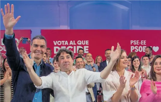  ?? JAVIER HERNÁNDEZ ?? Pedro Sánchez, con el candidato socialista a lehendakar­i, Eneko Andueza, a su lado, ayer en San Sebastián.