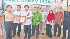  ??  ?? Mawan presents Active Pepper Farmer 2016 Award to Tuai Rumah George as PMB general manager Dr Harry Entabang (second left) and others look on.