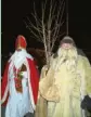  ??  ?? Nikolaus und Knecht Rupprecht kommen zum Weihnachts­markt.