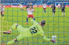  ?? FOTO: IMAGO ?? Ende für den HSV? Florian Müller hält Filip Kostics Elfmeter.