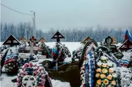  ?? NANNA HEITMANN/THE NEW YORK TIMES ?? Fresh graves of Russian soldiers killed during the war with Ukraine, in the Murmansk region earlier this month.