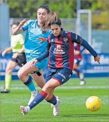  ?? ?? Landaluze persigue a Alba Redondo, durante un partido del Levante esta temporada.