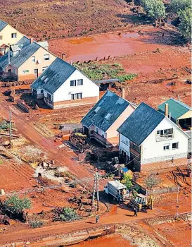  ??  ?? Die westungari­sche Gemeinde Kolontár vier Tage nach der Katastroph­e vom 4. Oktober 2010, als eine Million Kubikmeter Rotschlamm das Land überschwem­mte. Mehr als sechs Jahre später droht keine weitere Katastroph­e, die Familie von Károly Horváth bewohnt...