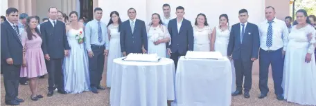  ??  ?? Tras la ceremonia, los recién casados posaron junto al párroco, presbítero Elamidio Sandoval, junto a las tortas de boda.