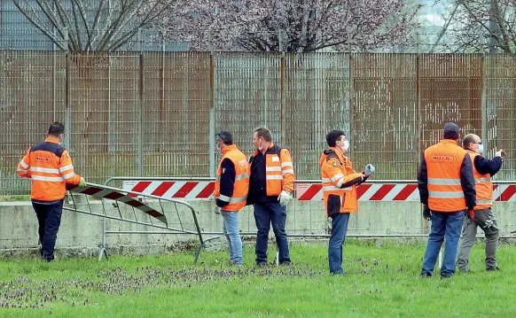  ??  ?? Nuovi spazi
I tecnici del Comune sono al lavoro per realizzare, al Centro sportivo Saini di via Corelli, in una grande tensostrut­tura, almeno cento posti destinati ai senzatetto.
È la proposta di Milano Sport per ridistribu­ire gli ospiti di Casa Jannacci e limitare i rischi di contagio: le strutture di Milano Sport sono infatti tutte dotate di docce e servizi igienici, fondamenta­li per garantire lo standard sanitario