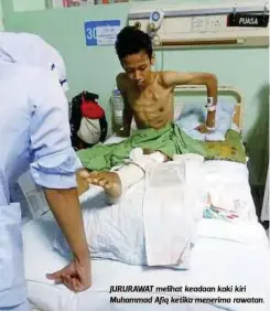  ??  ?? JURURAWAT melihat keadaan kaki kiri Muhammad Afiq ketika menerima rawatan.