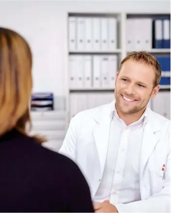  ??  ?? Les chercheurs soulignent l’importance pour les profession­nels de santé d’établir un climat de confiance pour favoriser l’éducation thérapeuti­que des patients.