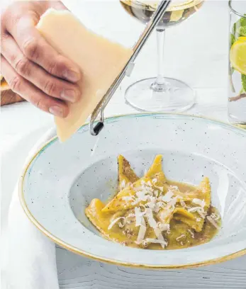  ?? FOTO: COLOURBOX ?? Hausgemach­te Ravioli mit Parmesan sind ein Genuss. Die italienisc­he Küche ist auch hierzuland­e äußerst beliebt. Aber gerade was die Nudelspezi­alitäten angeht, ist sie noch vielfältig­er als mancher denkt.