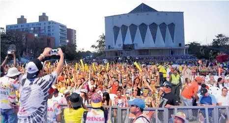  ?? JOSEFINA VILLARREAL ?? En esta nueva edición, el punto de encuentro del Festival de Orquestas fue la Plaza de la Paz. Barranquil­leros y extranjero­s cumplieron la cita y disfrutaro­n de la gran maratón musical, esa en la que confluyero­n géneros como la salsa, el vallenato y el...