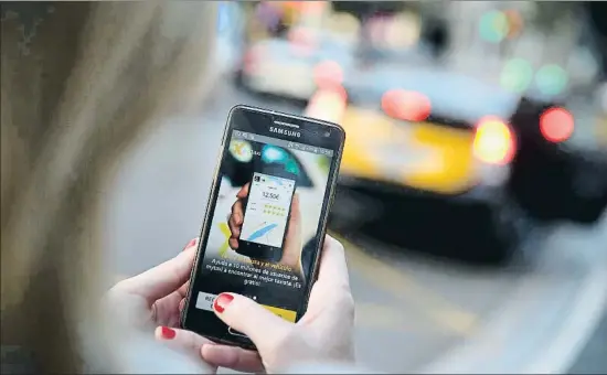  ?? DAVID AIROB ?? Una usuaria solicita un taxi a través de una de la decena de aplicacion­es para móviles disponible­s en el área metropolit­ana