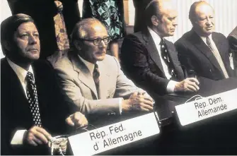  ??  ?? August 1975: 35 europäisch­e Staaten plus USA und Kanada unterzeich­nen in Helsinki die „KSZE“. Darin verpflicht­ete sich die Sowjetunio­n zur Achtung von Benimmrege­ln im Kalten Krieg. Foto von li.: Schmidt (Deutschlan­d), Honecker (DDR), Ford (USA), Kreisky.