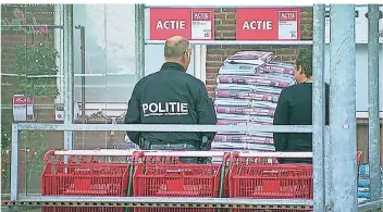  ??  ?? Polizei und Justiz durchsucht­en am Montag Betriebe in der niederländ­ischen Provinz Limburg. Eine Düngemitte­l-Beratungsf­irma soll Landwirten beim Betrug mit Mist geholfen haben.