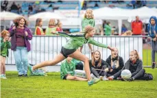  ?? FOTO: OLIVER MERK ?? „Eine Szene – so viele Emotionen“, lautete die Meinung der Jury. Oliver Merk schoss das Sportfoto des Jahres 2018 bei der U12-Faustball-DM in Biberach.